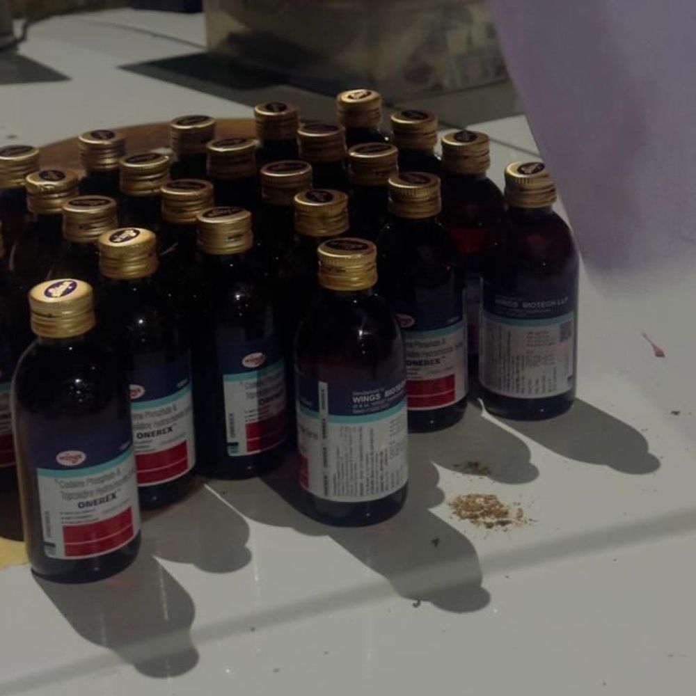 डीग में 4 नशा तस्कर गिरफ्तार:157 बोतल नशीली सिरप, गांजा और 2 लाख की नकदी पकड़ी