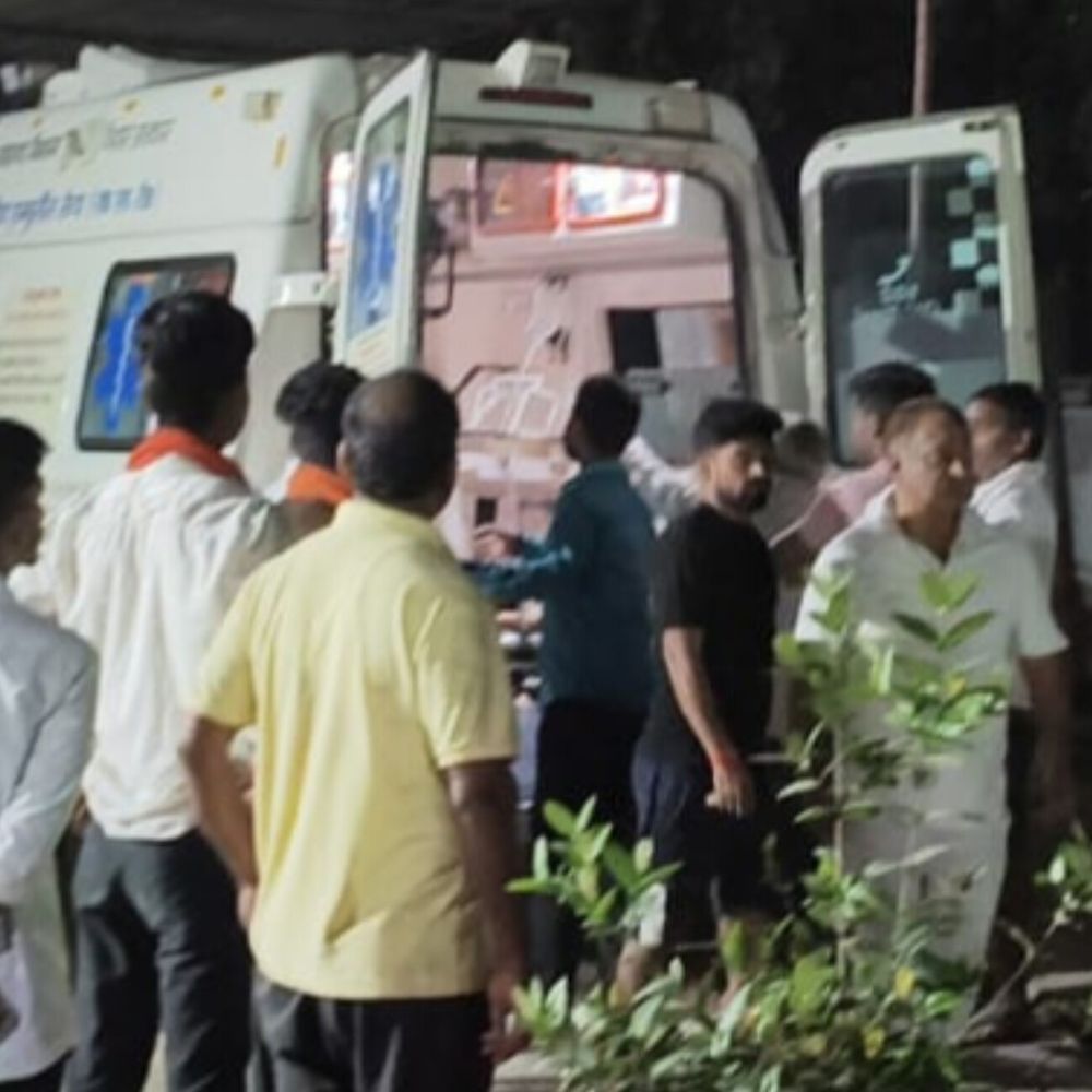 सरकारी गाड़ी से बाइक की टक्कर, तीन युवक घायल:मोहनिया-बक्सर मार्ग पर हादसा, हायर सेंटर वाराणसी रेफर