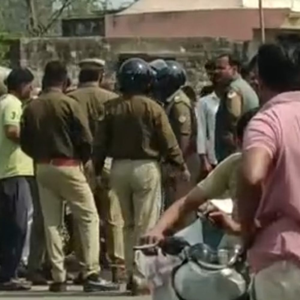 श्रावस्ती में जमीन विवाद मे फायरिंग, दो घायल:कार सवारों ने बाइक को टक्कर मारी, फिर फायरिंग की; पुलिस जांच में जुटी