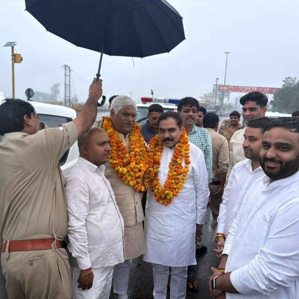 बारिश में मंत्री का छाता पकड़े दिखा हेड कांस्टेबल:कलेक्ट्रेट के कार्यक्रम में पहुंचे थे, तस्वीर की सोशल मीडिया पर चर्चा