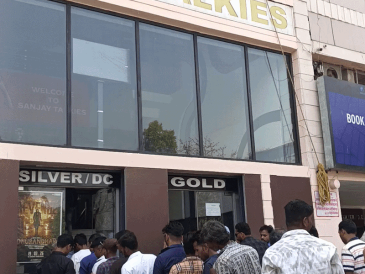 धुरंधर से ज्यादा अच्छी है धुरंधर रिवेंज:बोले आगरा के दर्शक, फिल्म के दूसरे शो के लिए लगी लाइन, ओपनिंग-डे की कमाई में पीछे छोड़ी पठान