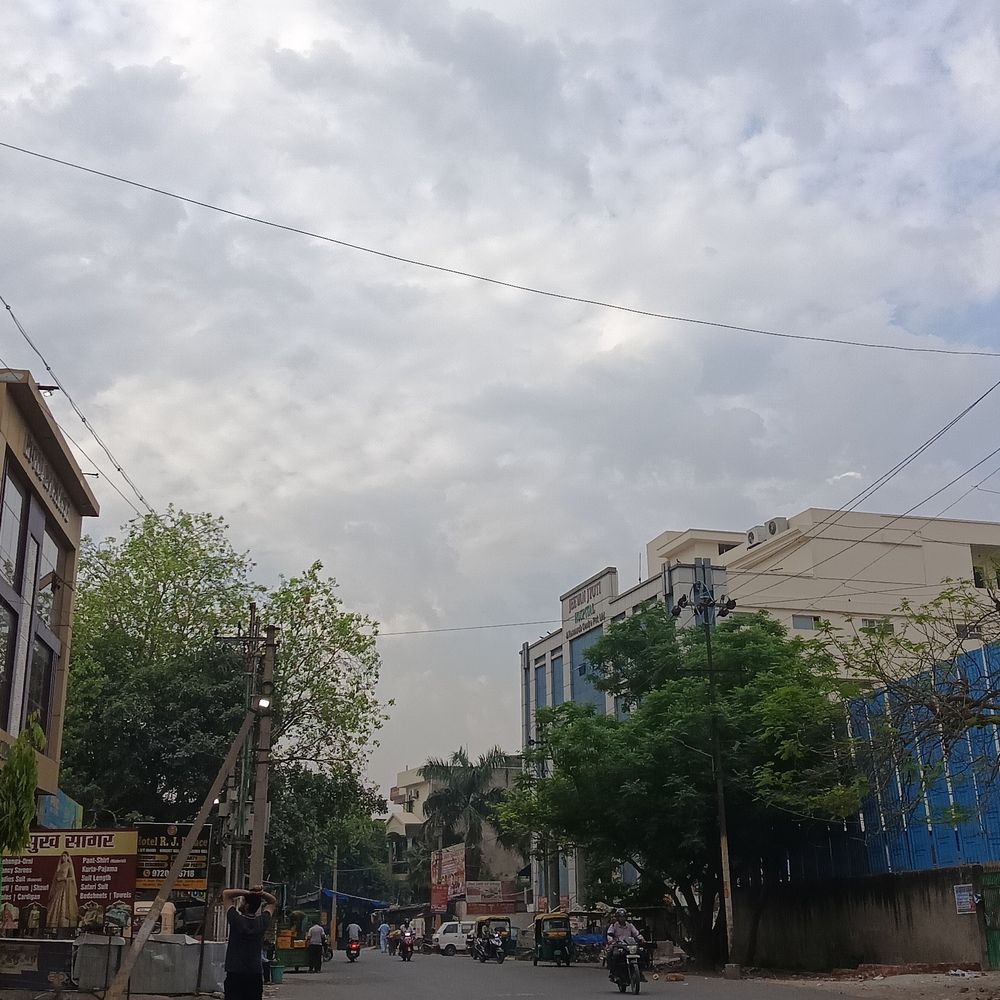 आगरा में सुबह से छाए बादल, मौसम हुआ सुहावना:दिन में तापमान 31°C रहने का अनुमान, अगले तीन दिन बारिश की संभावना