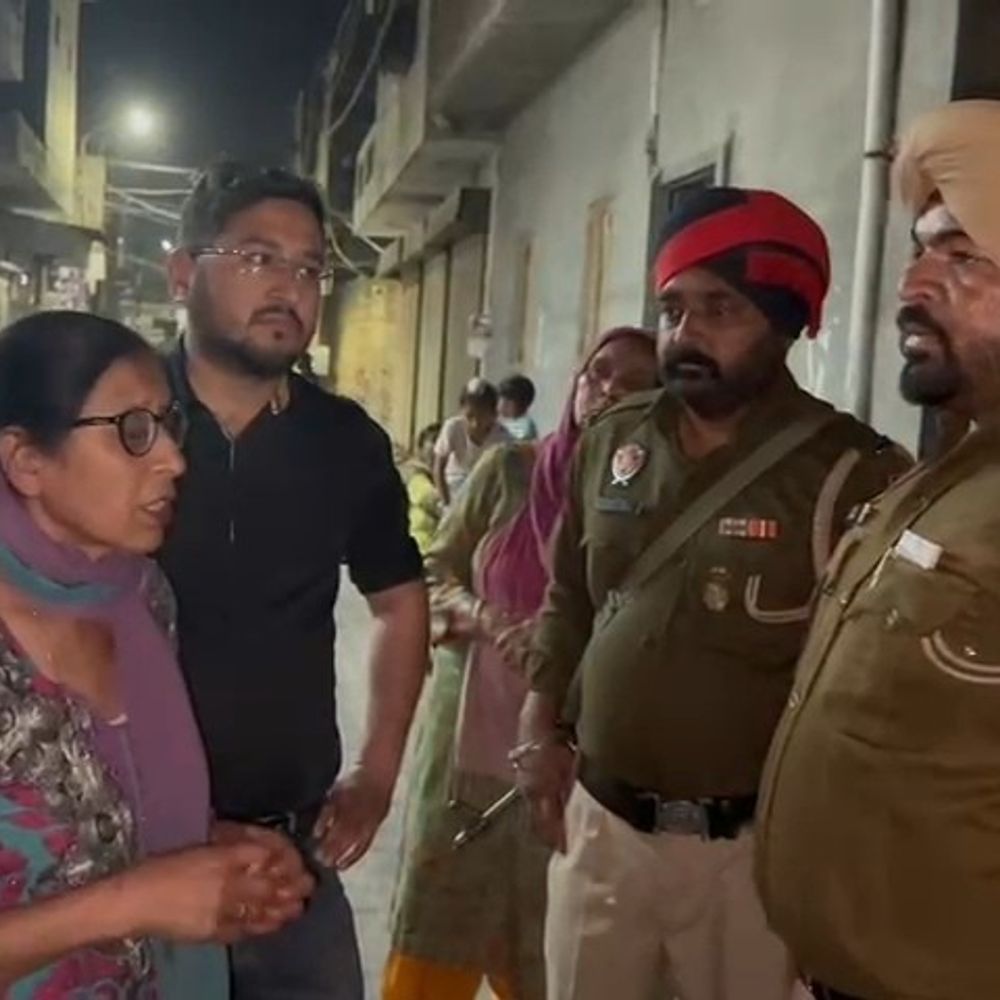 फाजिल्का में मंदिर जा रही महिला की बालियां छीनी:बाइक सवार दो लुटेरों ने की वारदात, जोर से खींचे जाने से कान फटा