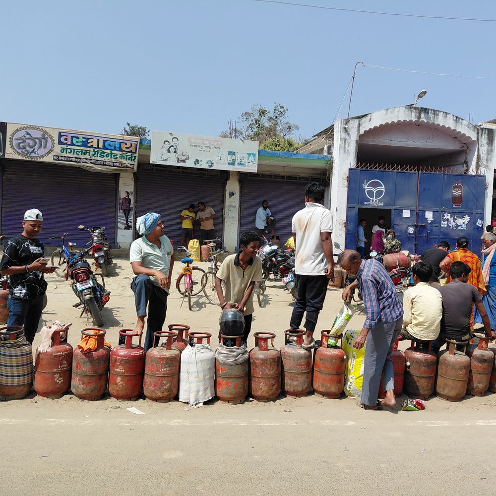 खगड़िया में गैस एजेंसियों पर लंबी कतारें:पुलिस निगरानी में सिलेंडर बंटा, होटल-रेस्टोरेंट कोयले और लकड़ी का ले रहे सहारा