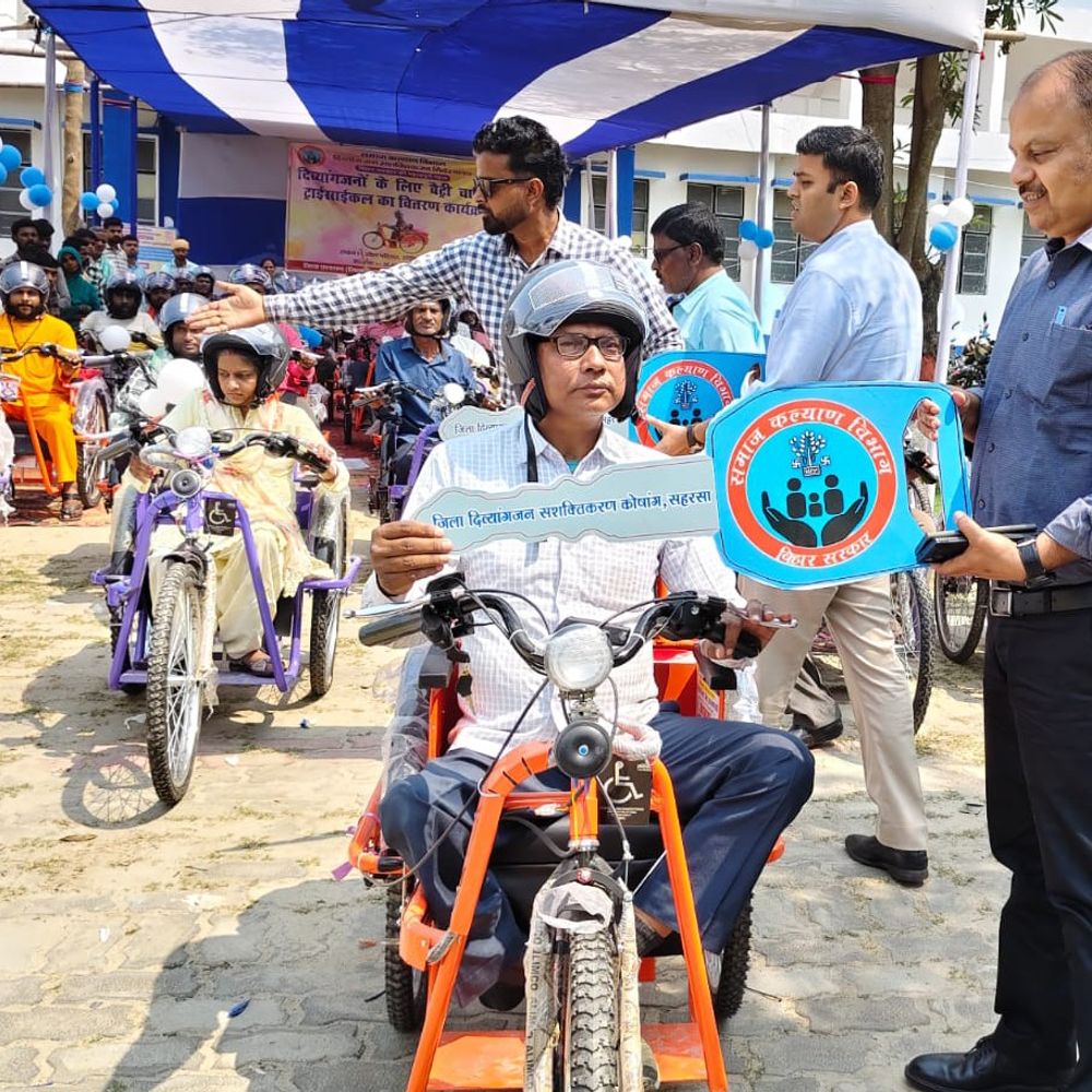 सहरसा में 40 दिव्यांगों को बैट्री ट्राइसाइकिल मिली:संबल योजना के तहत बांटे गए, डीएम-DDC मौजूद, 130 का लक्ष्य तय