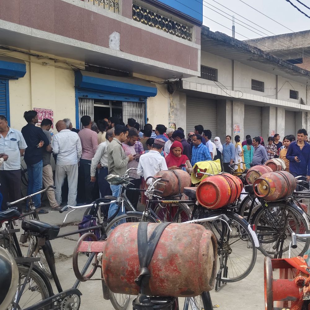 उन्नाव में गैस के लिए लगी लंबी लाइन:भारत गैस एजेंसी पर लोग परेशान, कहा- कई दिनों से नहीं मिल रहे सिलेंडर