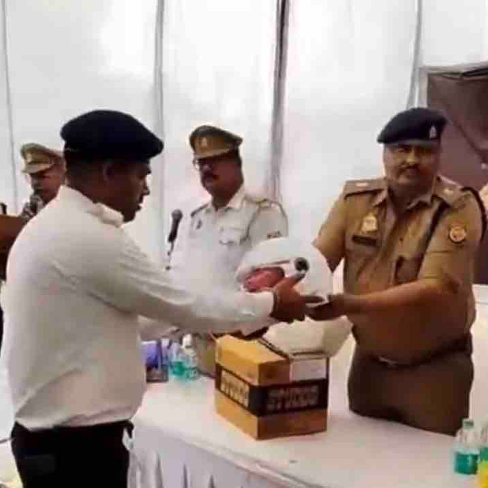 गोरखपुर में ट्रैफिक पुलिस को मिले हेलमेट:राष्ट्रीय सुरक्षा सप्ताह में जागरूकता अभियान, SP ट्रैफिक ने की नियम पालन की अपील