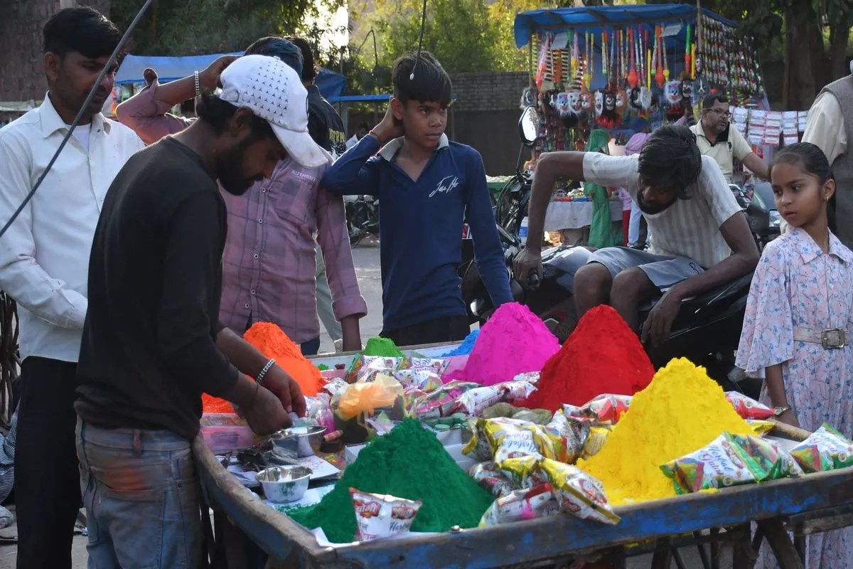 केमिकलयुक्त रंग कर सकते हैं सेहत से खिलवाड़