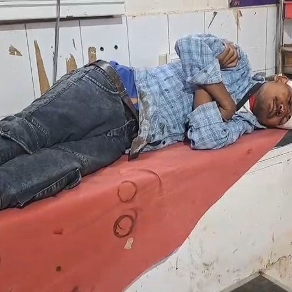 जमुई में तेज रफ्तार पिकअप की टक्कर से युवक गंभीर:अस्पताल में चल रहा इलाज, ड्राइवर फरार