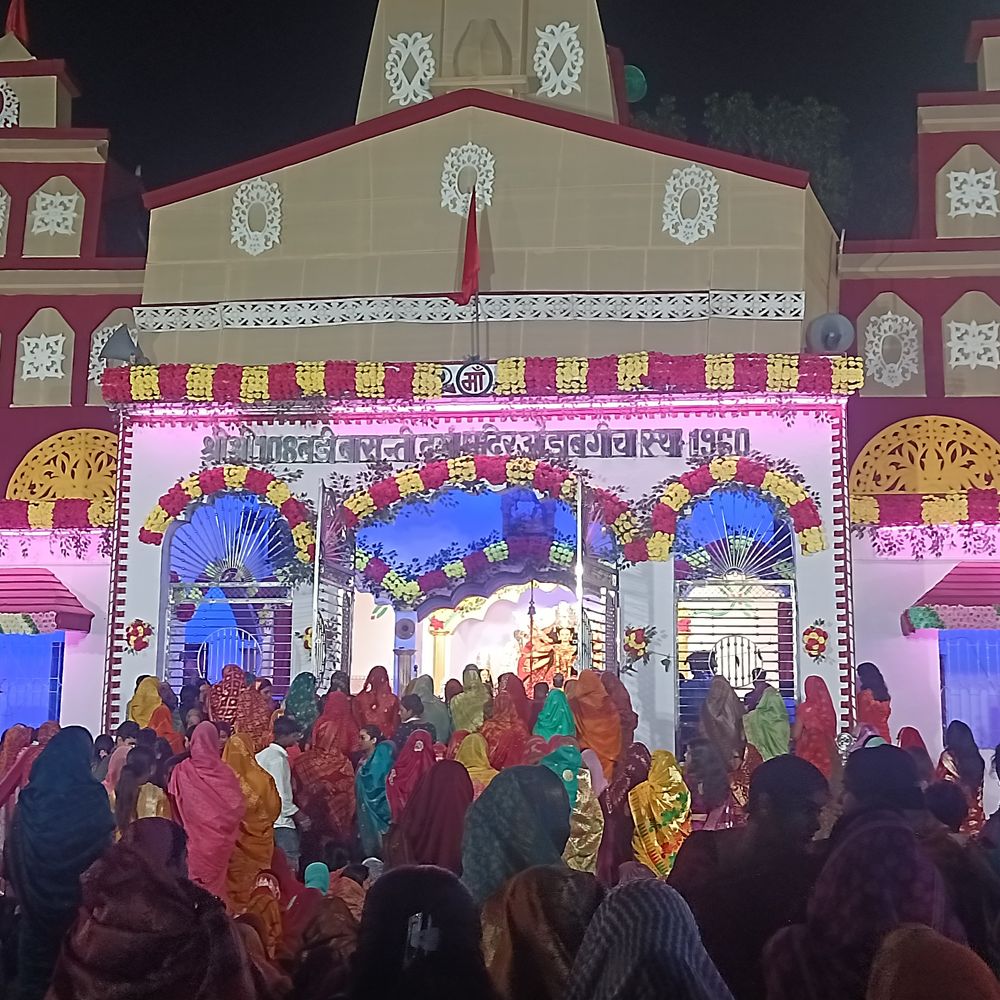 महाअष्टमी पर औड़ाबगीचा बासंती दुर्गा मंदिर में उमड़ी भीड़:भक्तों ने की पूजा, जयकारों से गूंजा मंदिर परिसर