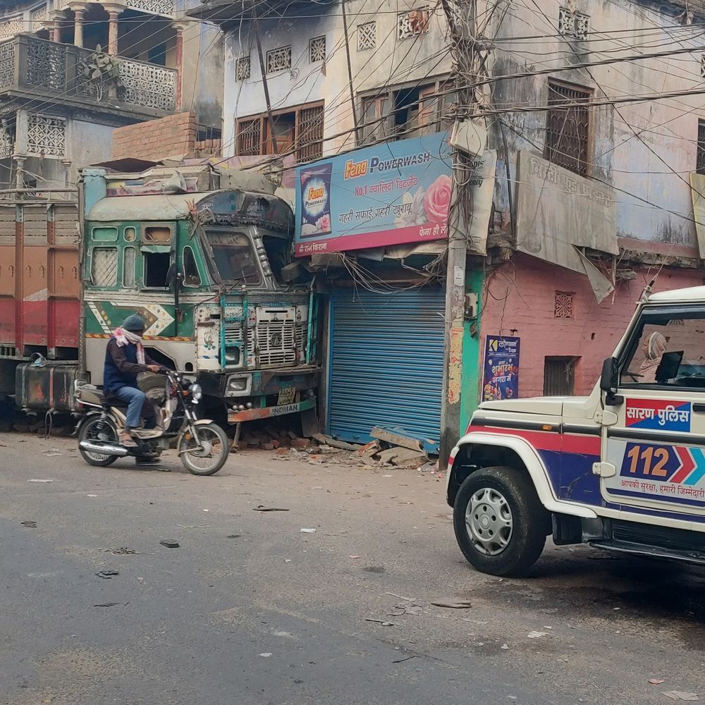 स्टेयरिंग फेल होने से बालू लदा ट्रक घर में घुसा:नगरा में छपरा–मसरख मुख्य मार्ग पर हुआ हादसा, कोई हताहत नहीं; डायल 112 ने चालक को पकड़ा