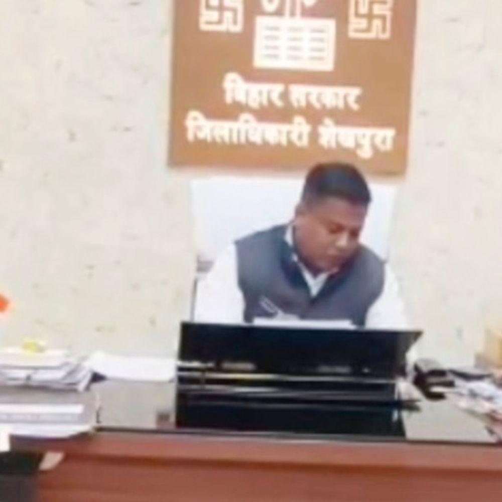 शेखपुरा में ‘सबका सम्मान-जीवन आसान’ जनता दरबार:DM शेखर आनंद ने सुनी शिकायतें, त्वरित कार्रवाई के निर्देश, हर सोमवार-शुक्रवार मिल सकेंगे अधिकारी