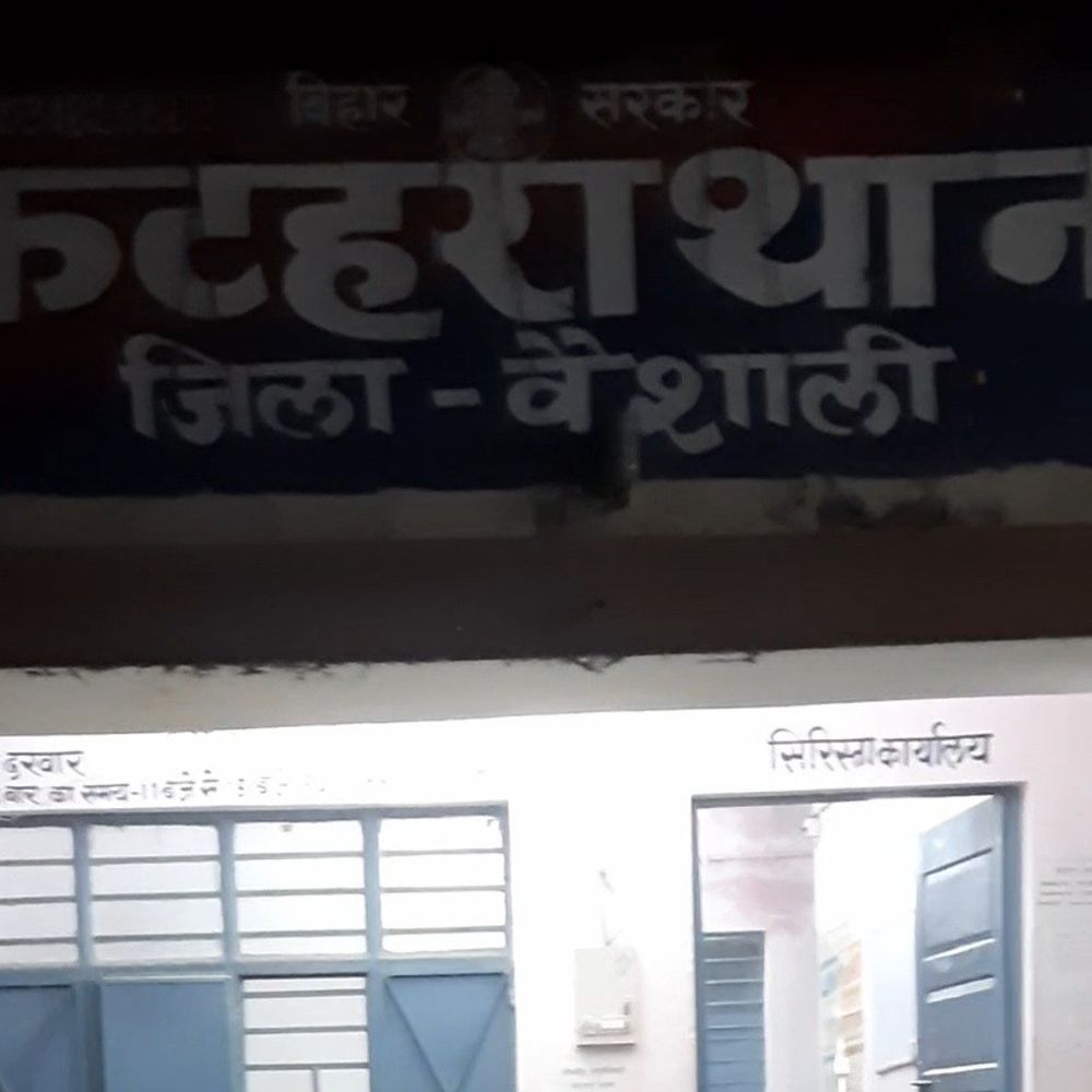 20 लीटर शराब के साथ तस्कर गिरफ्तार:कटहरा पुलिस ने मोहम्मदपुर टूरी गांव से पकड़ा, कोर्ट ने जेल भेजा