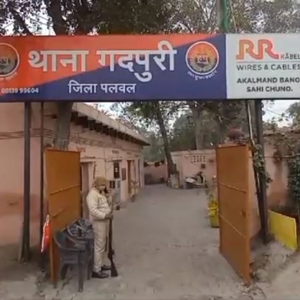 पलवल में नाबालिग को सुसाइड के लिए उकसाने वाला काबू:छेड़छाड़ से तंग आकर छात्रा ने की थी आत्महत्या; पंखे से लटकी मिली थी