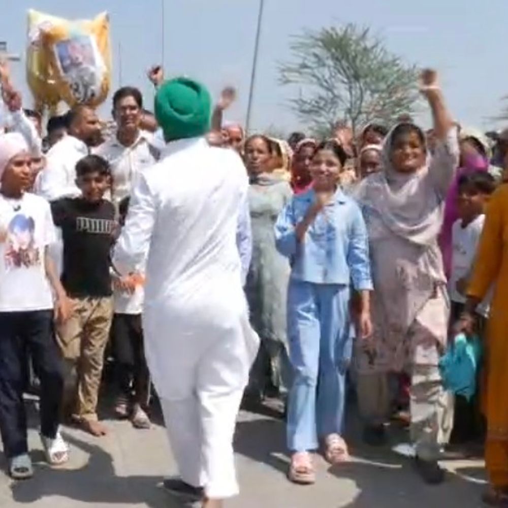 फाजिल्का में सड़क निर्माण की मांग पर धरना खत्म:SDM के आश्वासन के बाद माने ग्रामीण; 15 मई तक निर्माण शुरू करने का भरोसा