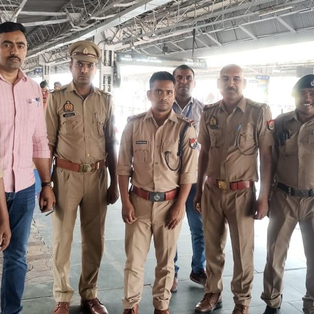 प्रयागराज जंक्शन पर नकली RPF दारोगा गिरफ्तार:3 महीने से दे रहा था धोखा, परिवार को बताया था दरोगा हो गया