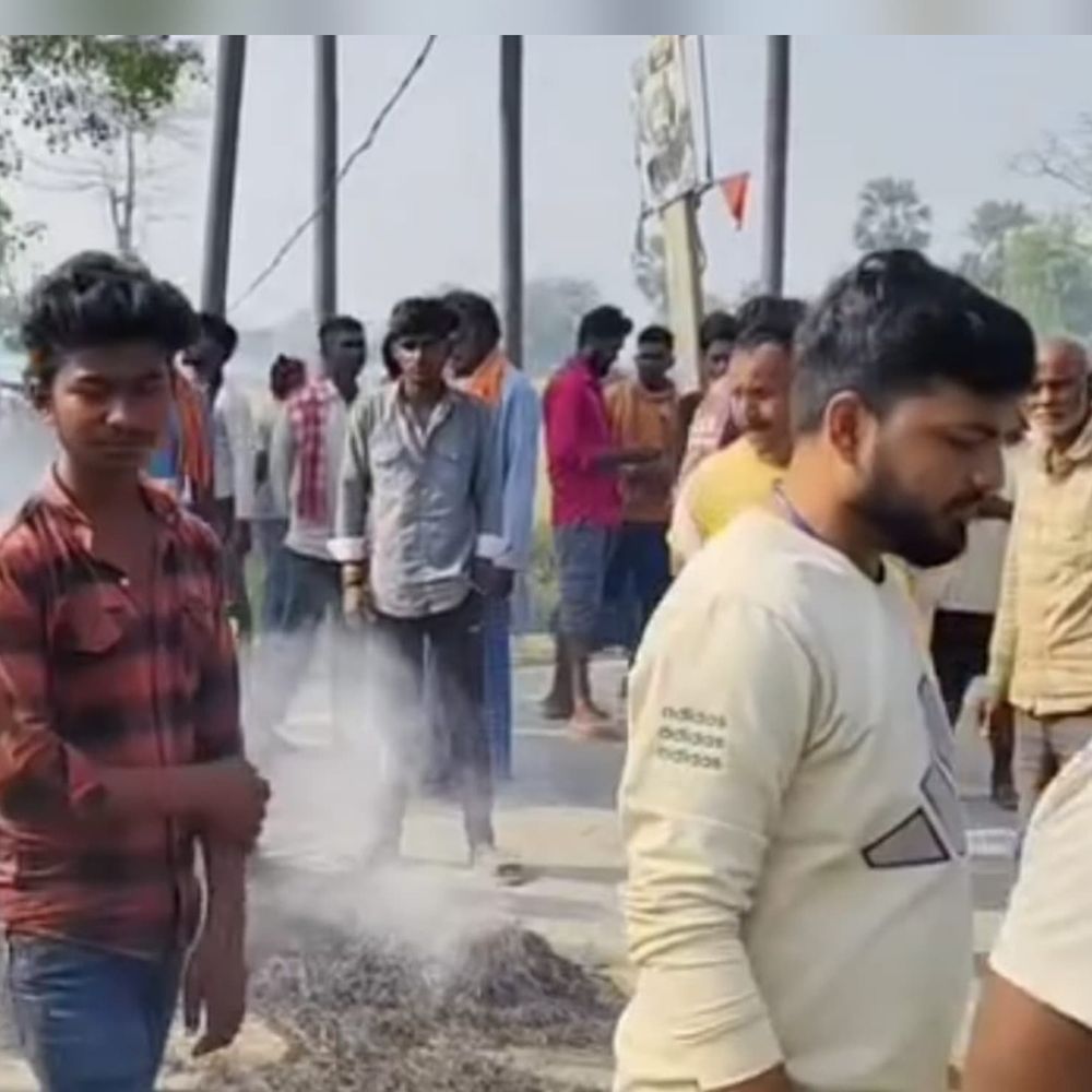 गोपालगंज में अनियंत्रित कार ने कुल्फी विक्रेता को कुचला, मौत:गाड़ी गड्ढे में गिरी, आक्रोशित लोगों ने किया सड़क जाम; एक आरोपी गिरफ्तार