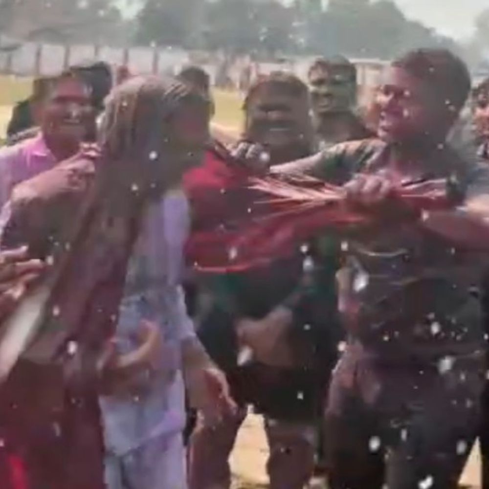 शाहजहांपुर पुलिस ने शांतिपूर्ण होली के बाद मनाया जश्न:एसपी सिटी ने चुनरी ओढ़कर किया डांस, एसपी सिर पर रूमाल बांधकर थिरके