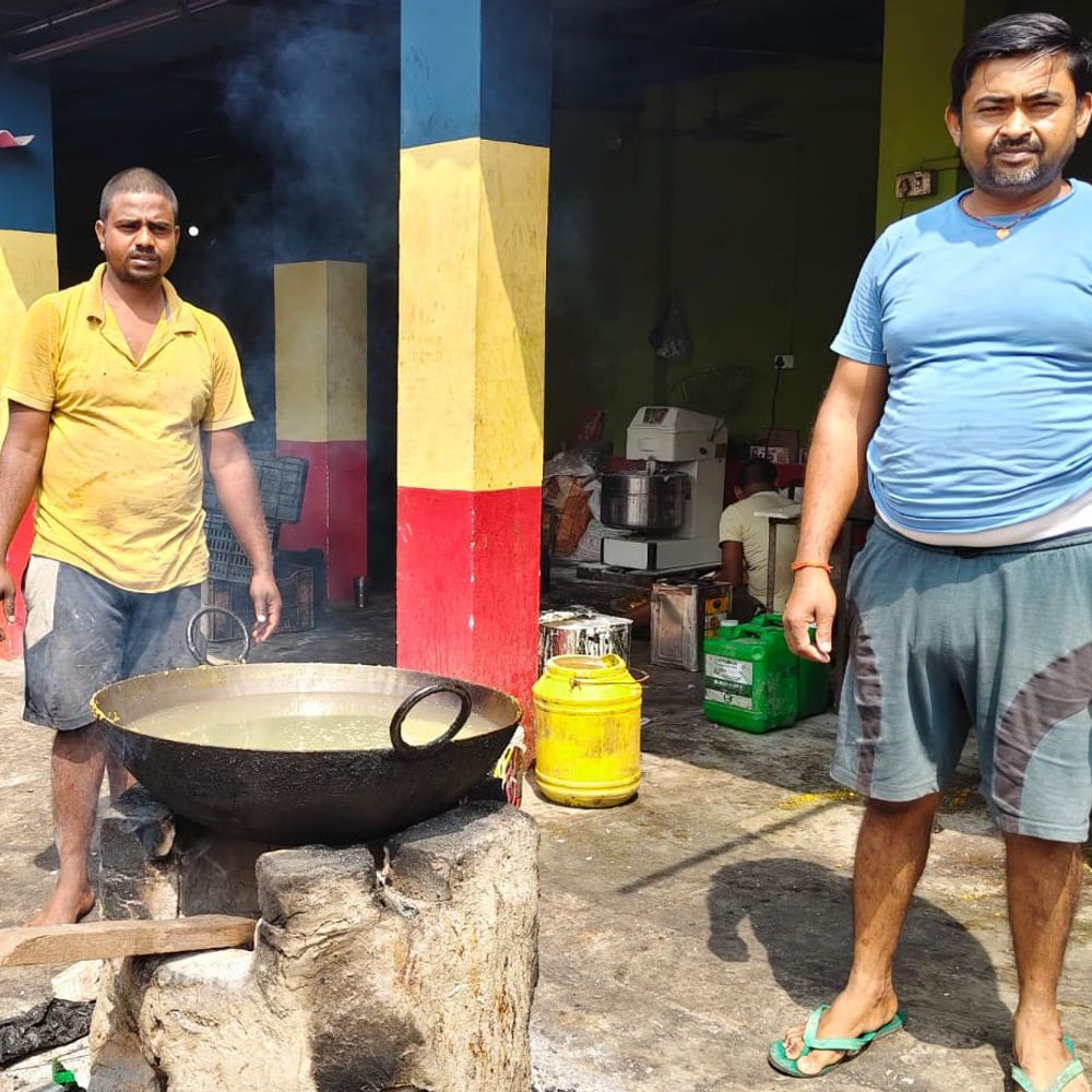 सहरसा के हॉस्टलों में गैस संकट:सिलेंडर खत्म होने से चूल्हे पर बन रहा खाना, व्यवसायों पर पड़ रहा असर