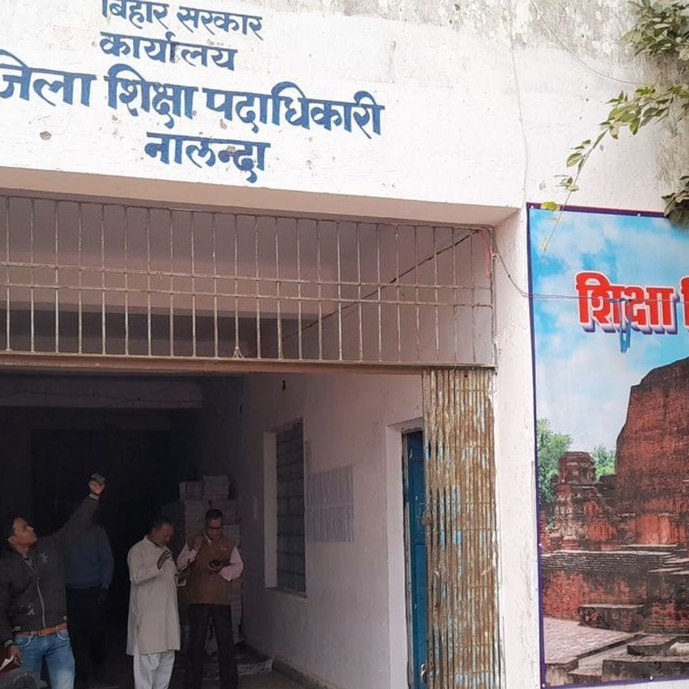 नालंदा में शिक्षा विभाग के 4 क्लर्क नपे,वेतन पर रोक:बाहरी लोगों को विभागीय दस्तावेज उपलब्ध कराने का आरोप, डीपीओ ने थमाया शोकॉज