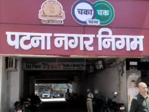 डाकबंगला चौराहा-बेली रोड-फ्रेजर रोड में होर्डिंग लगाना सबसे महंगा:रजिस्ट्रेशन के लिए 1.5 लाख, रिनुअल के लिए 60 हजार लगेगा; गोलंबर-क्रॉसिंग का किराया ज्यादा