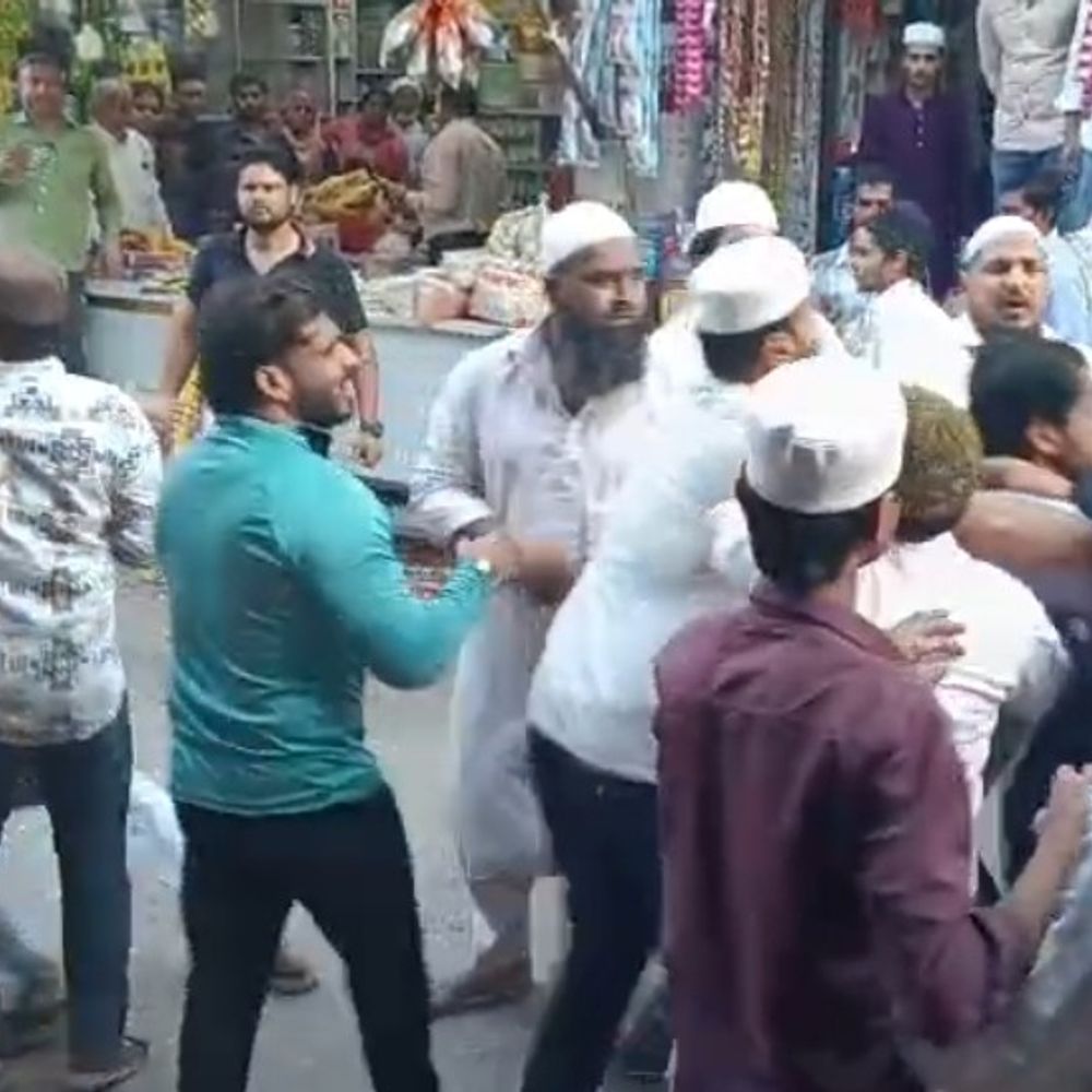 बागपत में मस्जिद के बाहर दो गुट भिड़े, VIDEO:टिप्पणी को लेकर विवाद, सपा नेता के परिवार समेत कई घायल