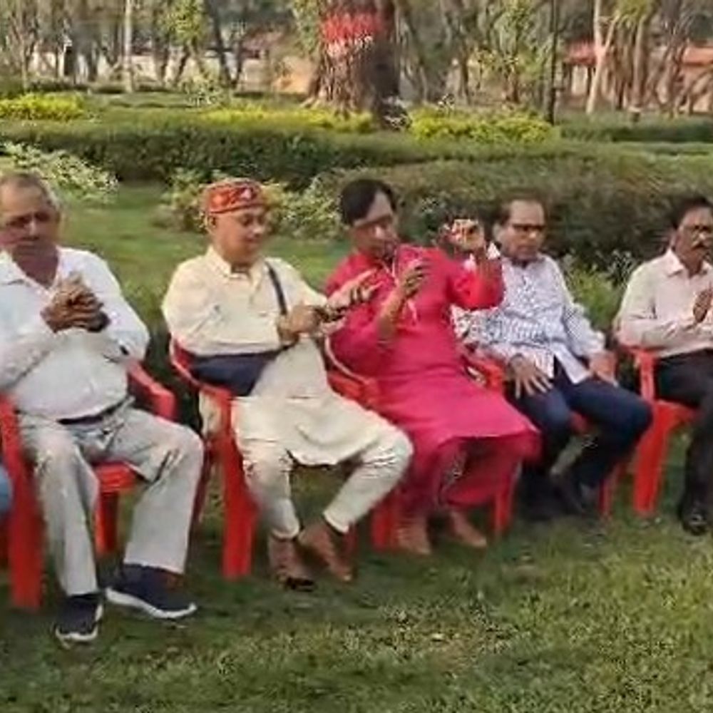 लखनऊ में होली मिलन समारोह:देववन हास्य समूह और सनातन समिति ने किया आयोजन
