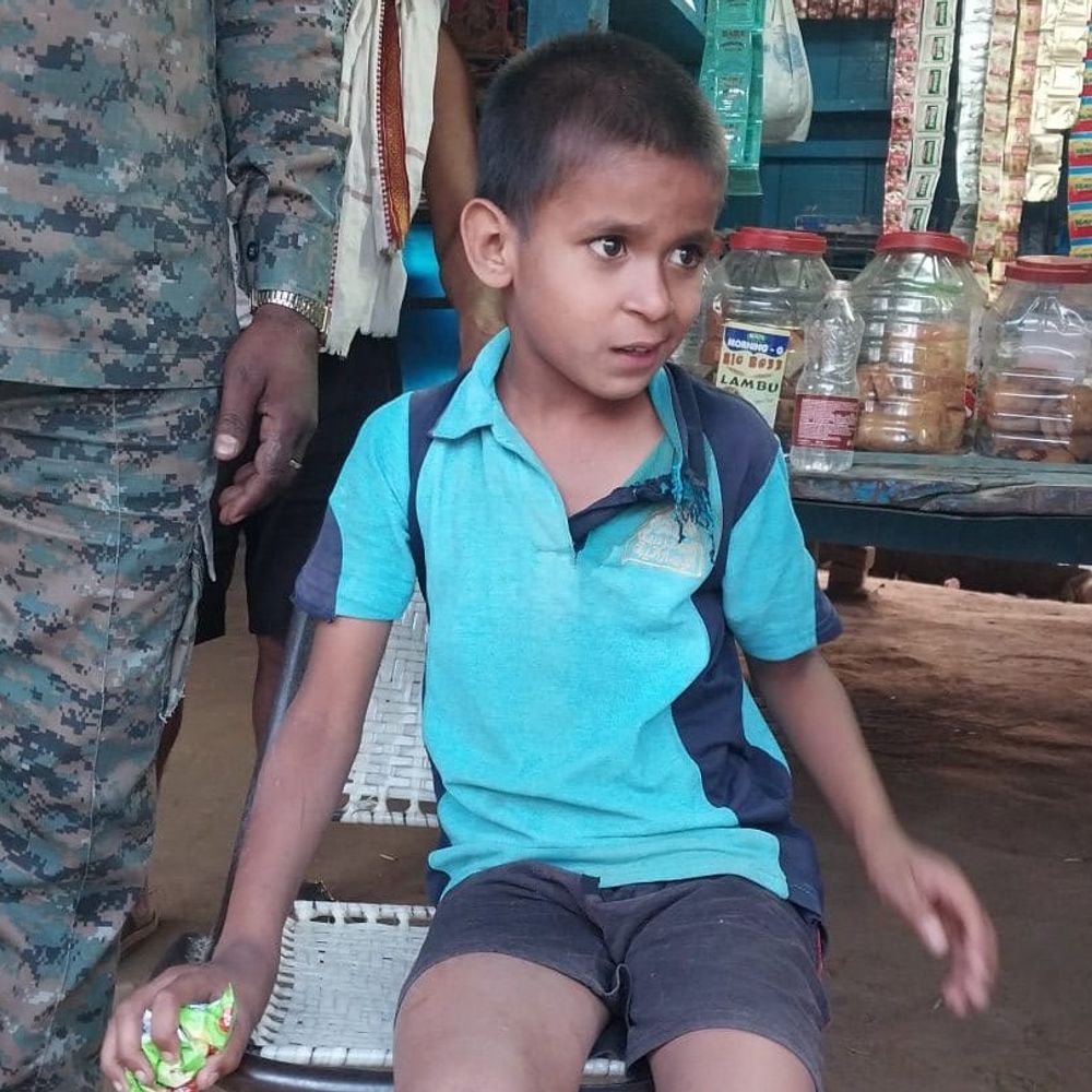 जमुई में मूक-बधिर बच्चा भटकता मिला:ग्रामीणों की सूचना पर पुलिस ने कब्जे में लिया, पहचान के प्रयास जारी