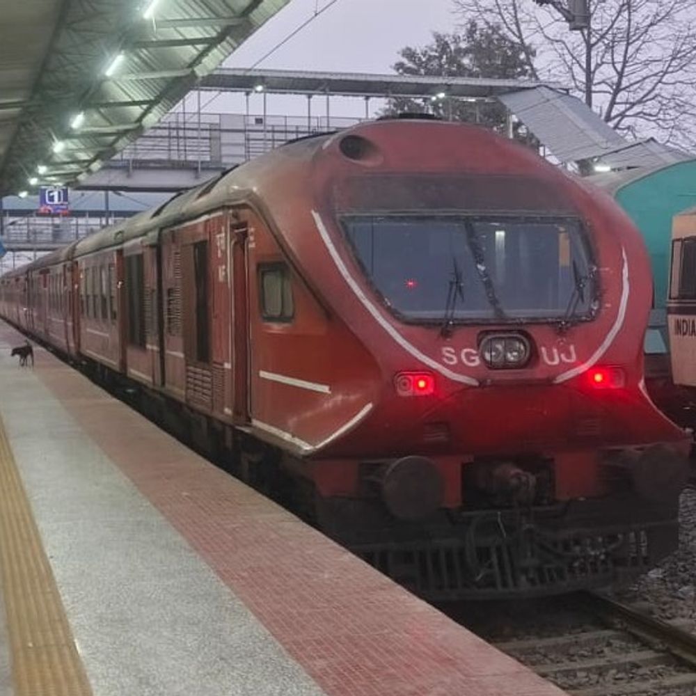 ठाकुरगंज रेलवे स्टेशन पर ड्राइवर का ट्रेन बढ़ाने से इंकार:कहा- 9 घंटे की ड्यूटी पूरी, मालदा-सिलीगुड़ी डेमू 3 घंटे खड़ी रही, यात्रियों को परेशानी