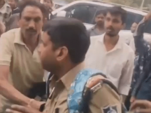 ग्वालियर में विवाद सुलझाने पहुंचे एसआई से झूमाझटकी…VIDEO:युवकों ने नेम प्लेट खींची, सब इंस्पेक्टर पर थप्पड़ मारने का आरोप लगाकर हंगामा; आरोपी फरार