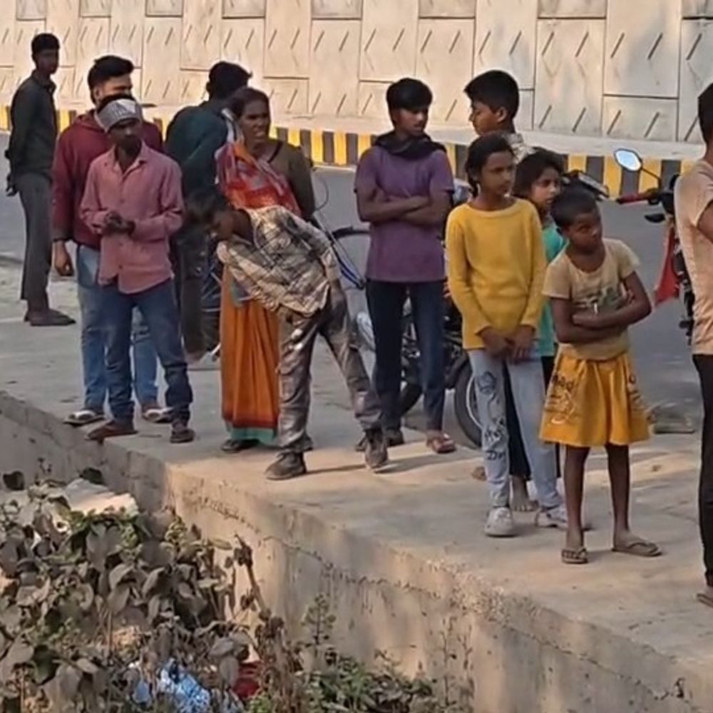 सुपौल में नाले किनारे मिला नवजात का शव:हाथ में इंट्राकैथ लगा था, ग्रामीणों ने सम्मानपूर्वक दफनाया