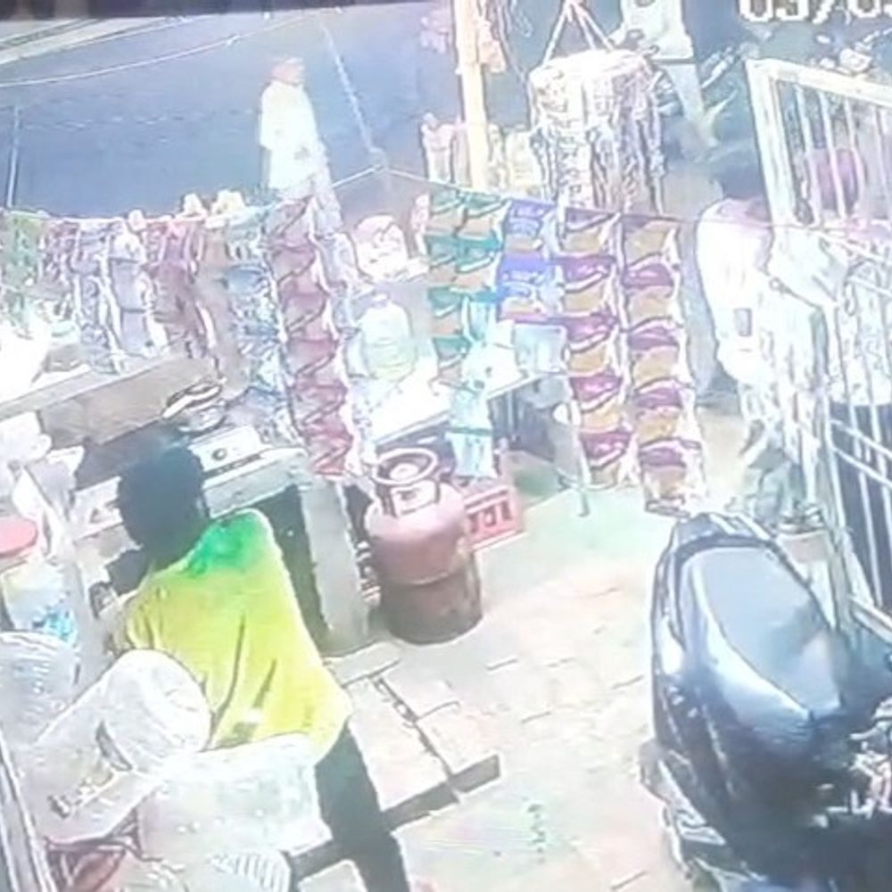 जमुई में किराना दुकानदार से मारपीट, 12 हजार लूटे:FIR करने पर जान से मारने की दी थी धमकी, घटना CCTV में कैद