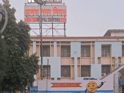 हाउस टैक्स जमा न करने पर गोदाम और दुकान सील:नगर निगम ने लोहामंडी जोन में की कार्रवाई 4 बकायेदारों को दी अंतिम चेतावनी