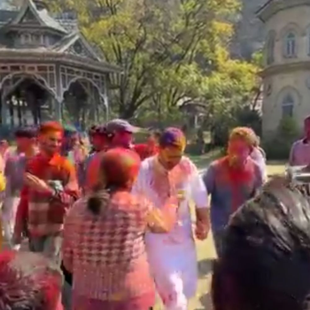 मंत्री विक्रमादित्य ने रामपुर के पदम पैलेस में मनाई होली:भाईचारे का दिया संदेश, युवाओं के साथ किया डांस, गुलाल लगाकर दी शुभकामनाएं