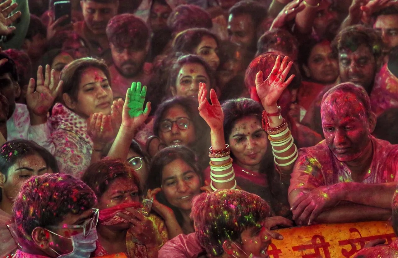 गोविंद देव जी ने भक्तों के साथ खेली होली, देखें तस्वीरें