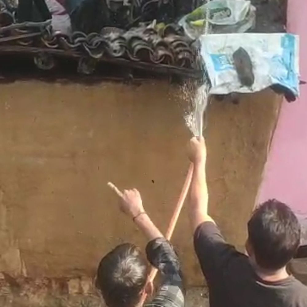 कोडरमा में खपड़ैल घर में लगी आग:शॉर्ट सर्किट से आग लगने की आशंका, लाखों का सामान जला; पीड़िता ने प्रशासन से मदद मांगी