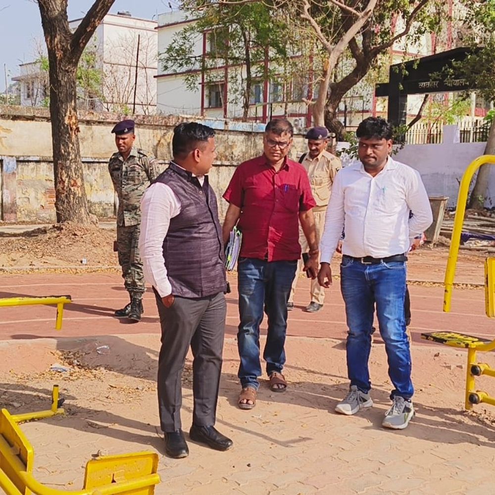 शेखपुरा परेड ग्राउंड की डीएम ने की चेकिंग:हफ्तेभर में जिम मरम्मत और जलनिकासी करने को कहा, ट्रैक पर बाइक-साइकिल चलाने पर कार्रवाई होगी