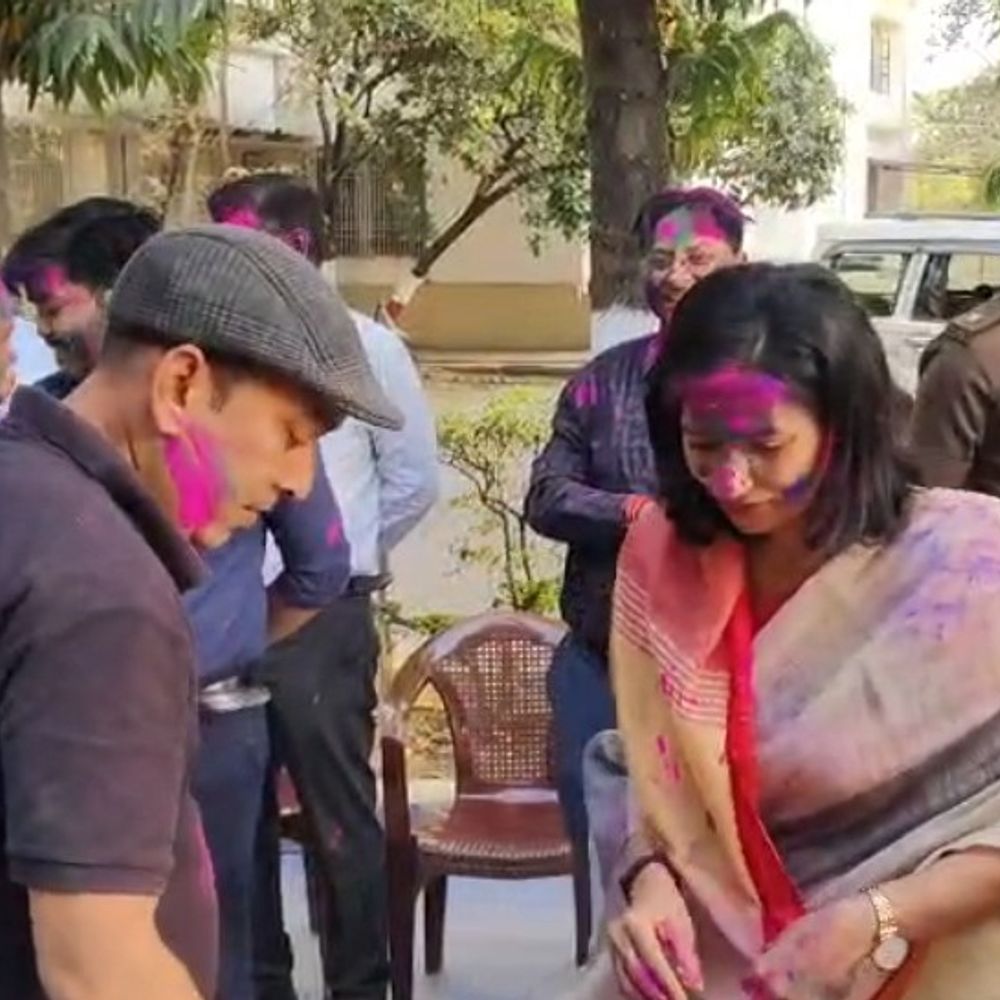 जहानाबाद DM ने कार्यालय में खेली होली:फुटपाथ दुकानदार संघ ने भी आयोजित किया होली मिलन समारोह, अबीर-गुलाल के साथ दिया भाईचारे का संदेश