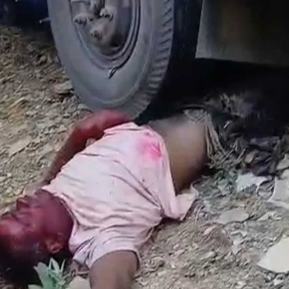 मैहर में बस से टकराई बाइक, पहिये में फंसा युवक:गंभीर हालत में रीवा रेफर, ओवरटेक के दौरान हादसा; नशे में धुत था