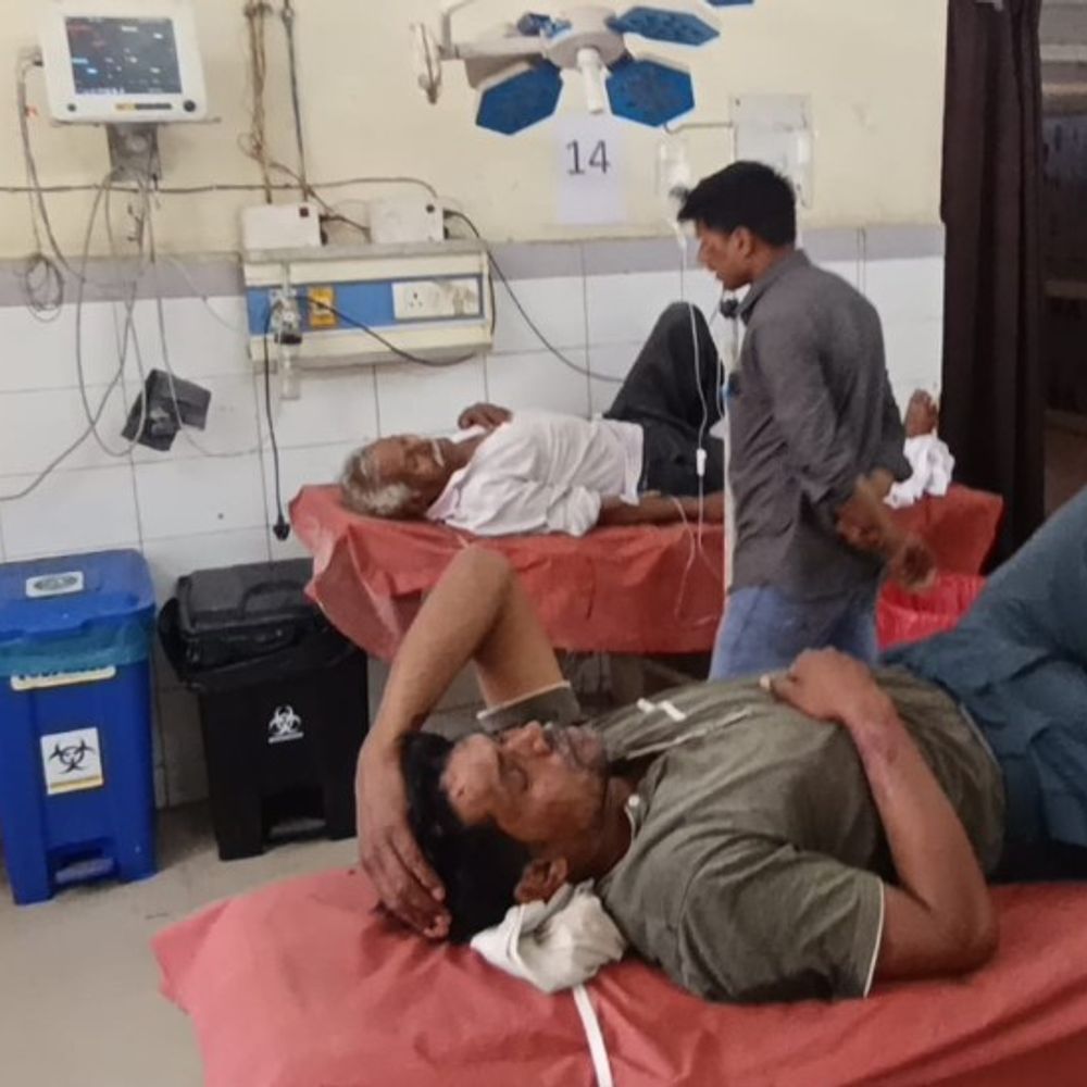 एटा में जमीन विवाद पर लाठी-डंडे चले:पिता-पुत्र समेत एक ही परिवार के चार लोग घायल, पुलिस ने कराया मेडिकल