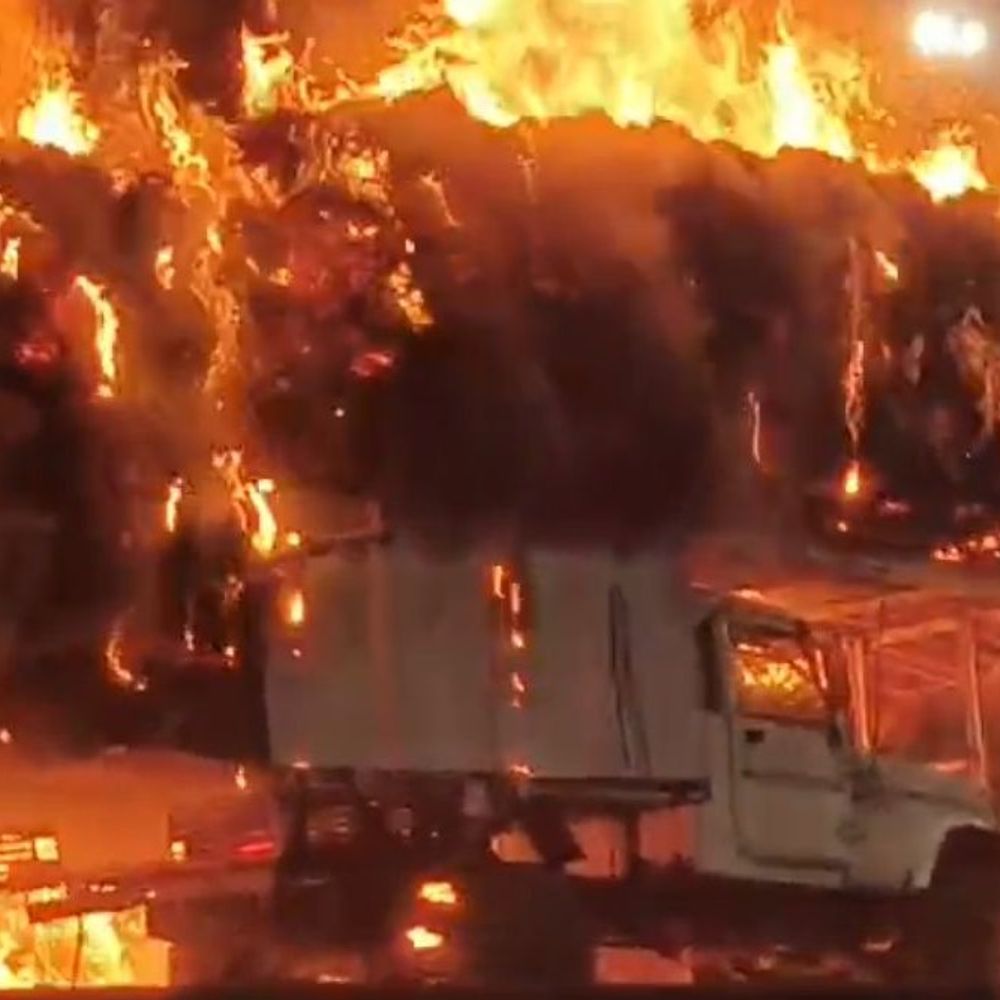 धनबाद में पुआल लदी चलती पिकअप में लगी आग:ड्राइवर-खलासी ने गाड़ी से कूदकर बचाई जान, मची अफरातफरी; गाड़ी जलकर खाक