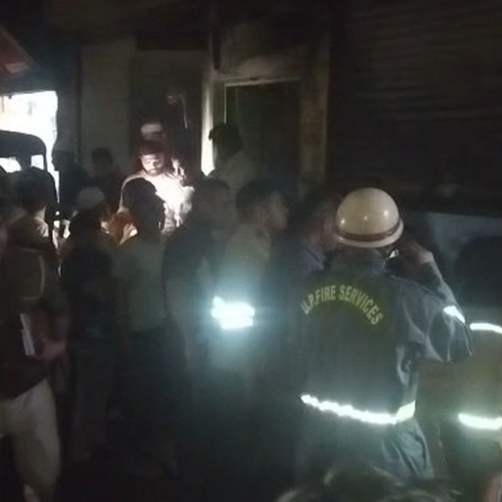 अमरोहा में चाय की दुकान में भीषण आग:दो दुकानें जलकर राख, लाखों का सामान खाक