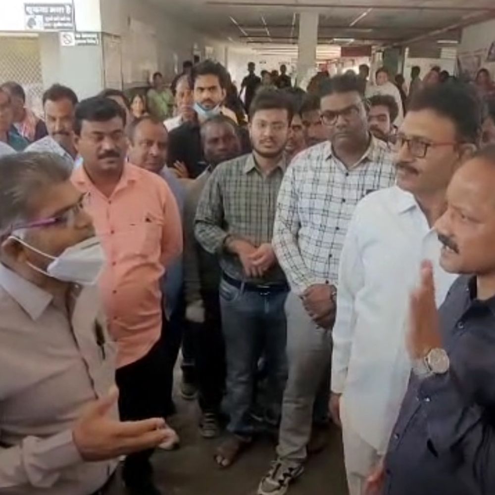 डॉक्टर से मारपीट का विरोध, स्टाफ ने किया काम बंद:देवास में नर्स से अभद्रता व झूमाझटकी की; विभाग में रखे कम्प्यूटर और दस्तावेजों को नुकसान