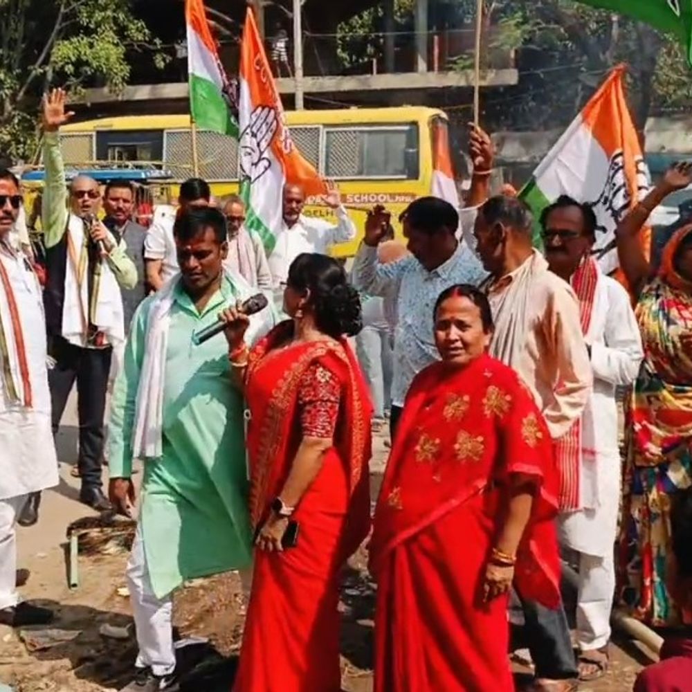 बक्सर में महंगाई-गैस कीमत पर कांग्रेस का प्रदर्शन:सैकड़ों कार्यकर्ता सड़कों पर, पुतला दहन-नारेबाजी, केंद्र की नीतियों पर तीखा हमला, आंदोलन जारी रखने का ऐलान