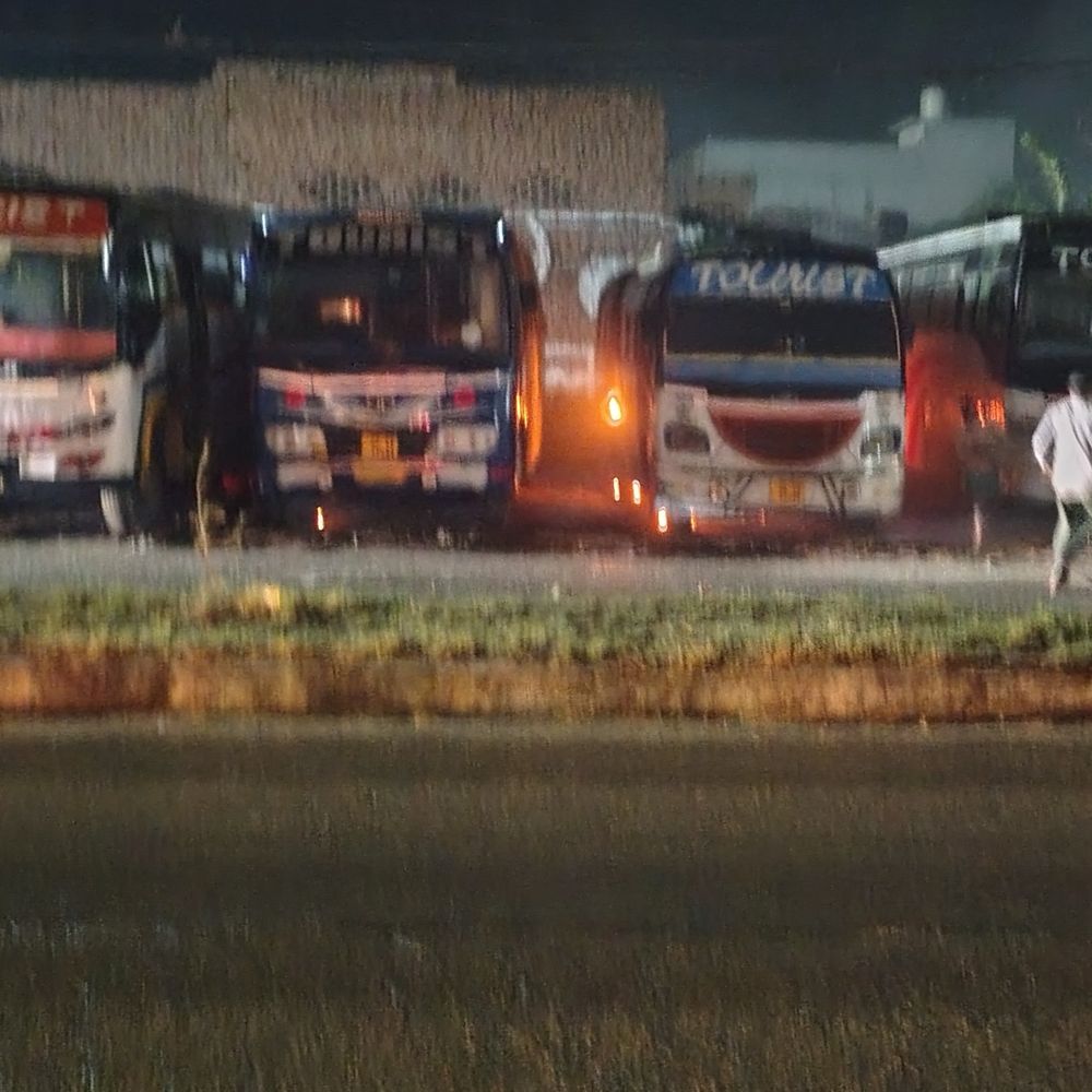 बहेड़ी में हाईटेंशन लाइन बस पर गिरी, आग लगी:रोडवेज के पास बस में सो रहा हेल्पर झुलसा, बरेली रेफर