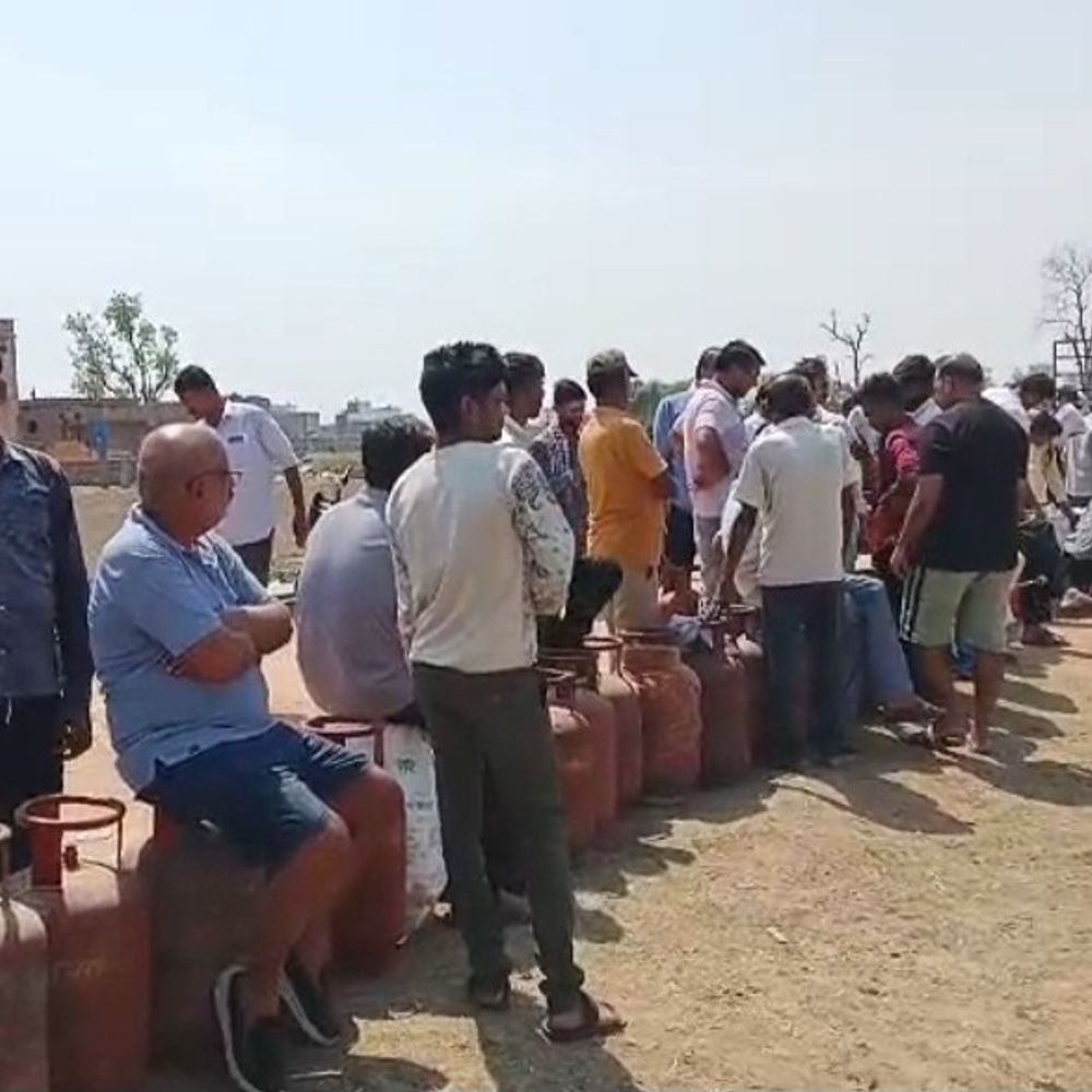 टीकमगढ़ गैस एजेंसी पर 2 दिन से ताला:घरेलू सिलेंडर की किल्लत; होटल-रेस्टोरेंट में धड़ल्ले से हो रहा उपयोग