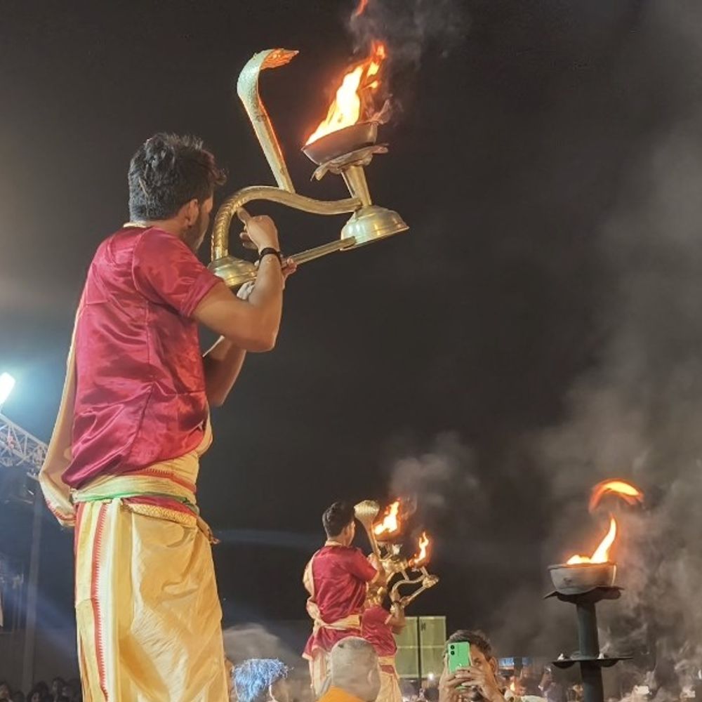 शिवहर के राम जानकी मठ में गंगा आरती:नवरात्रि पर पछियारी पोखर किनारे भव्य आयोजन, अध्यक्ष बोले-लोगों को मिलती है आध्यात्मिक शांति