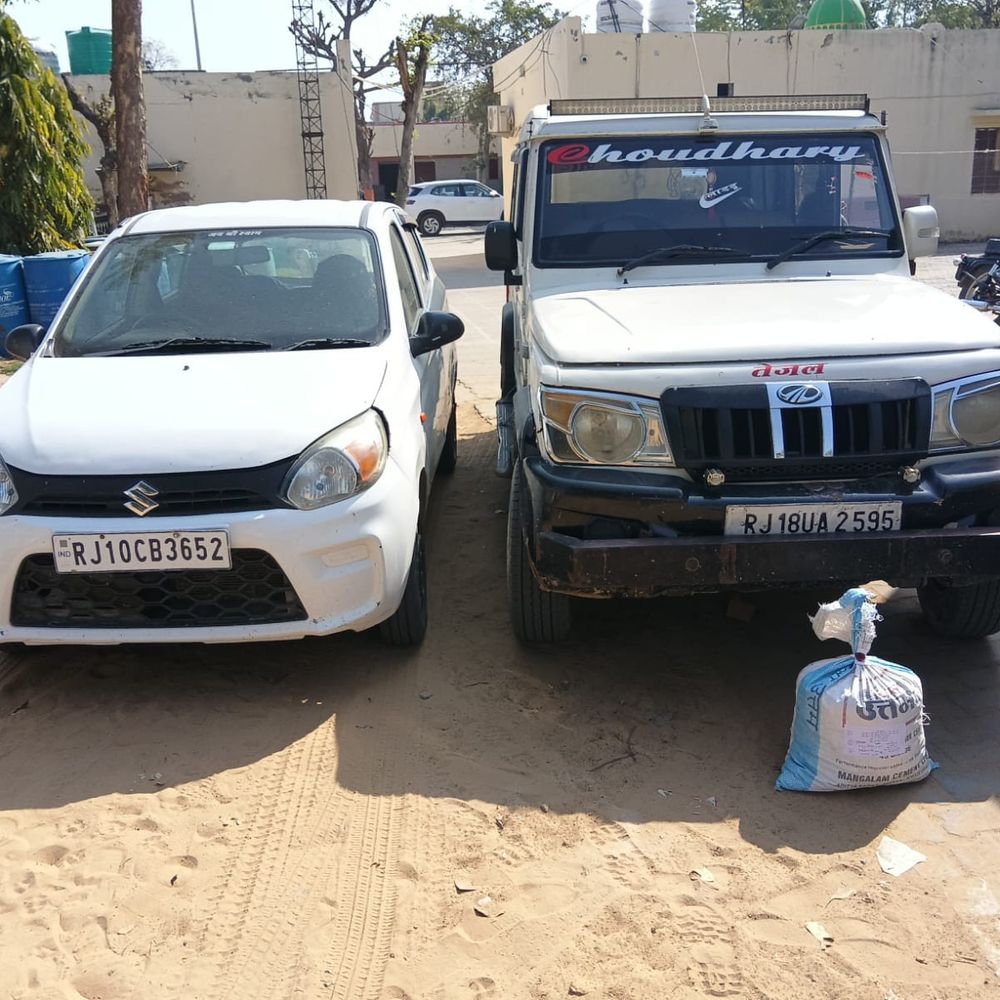 तारानगर में बोलेरो और अल्टो से 5.8किलो गांजा पकड़ा:दोनों गाड़ियां जब्त, 5 तस्कर गिरफ्तार, 3 दिन की रिमांड पर भेजा