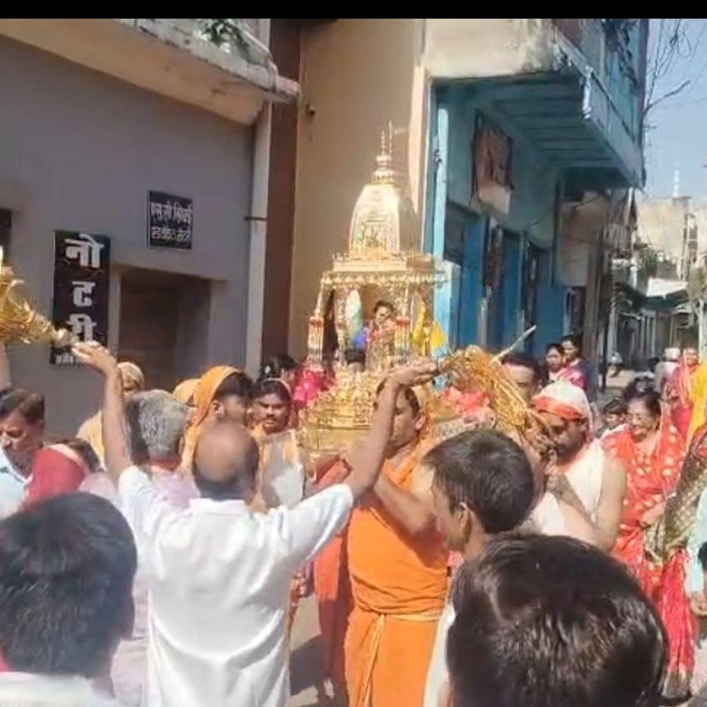 उमरिया में भगवान महावीर जन्मोत्सव का उत्साह:भगवान को पालकी में लेकर निकले श्रद्धालु, जगह-जगह पुष्पवर्षा से हुआ स्वागत