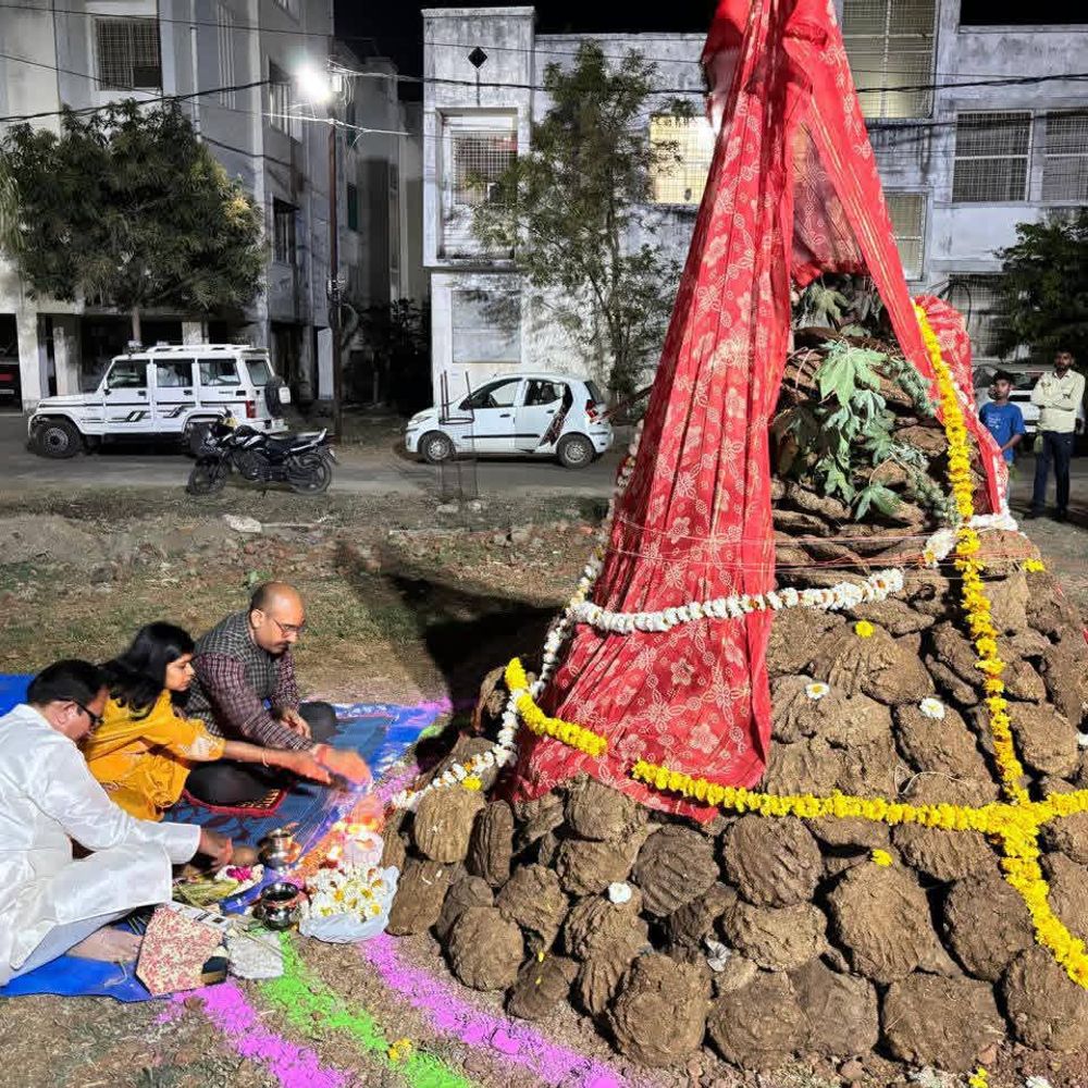 अशोकनगर में 15 फीट ऊंची होलिका का दहन:कलेक्टर साकेत मालवीय ने गांधी पार्क में की विधि-विधान से पूजा